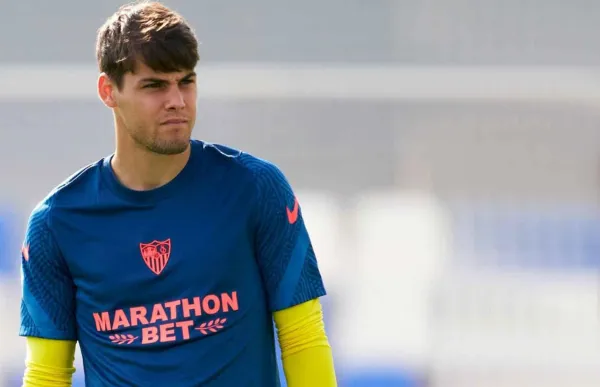 p. 22 javi diaz amb el sevilla foto sevilla