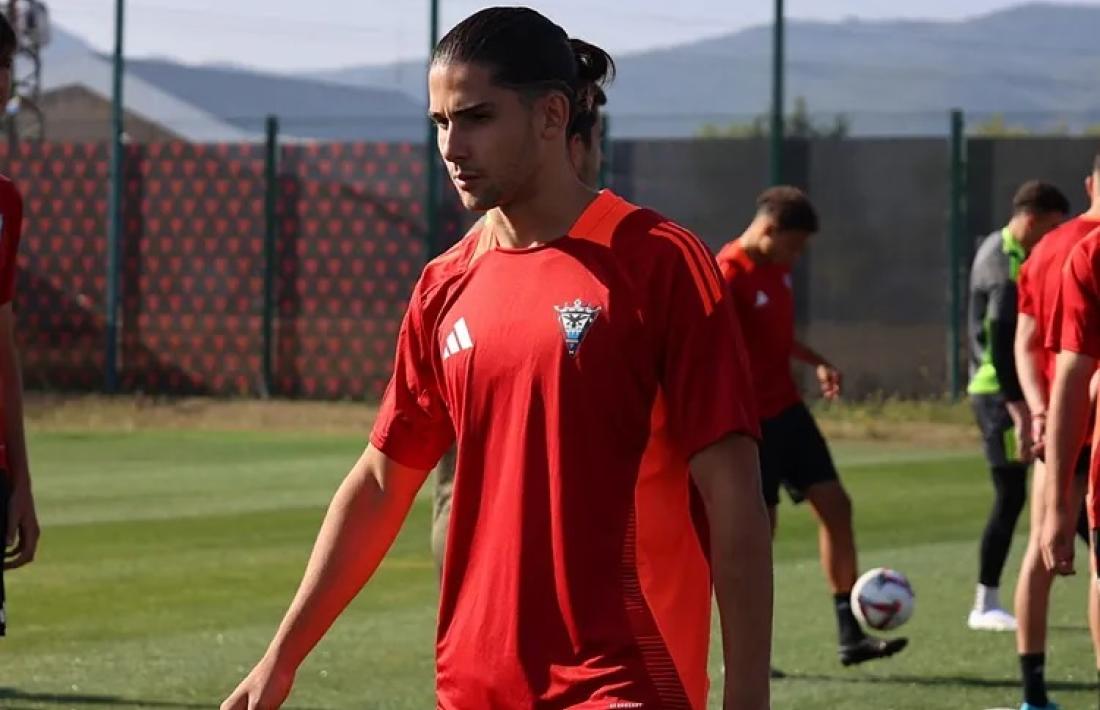Álex Calvo, amb el Mirandés.