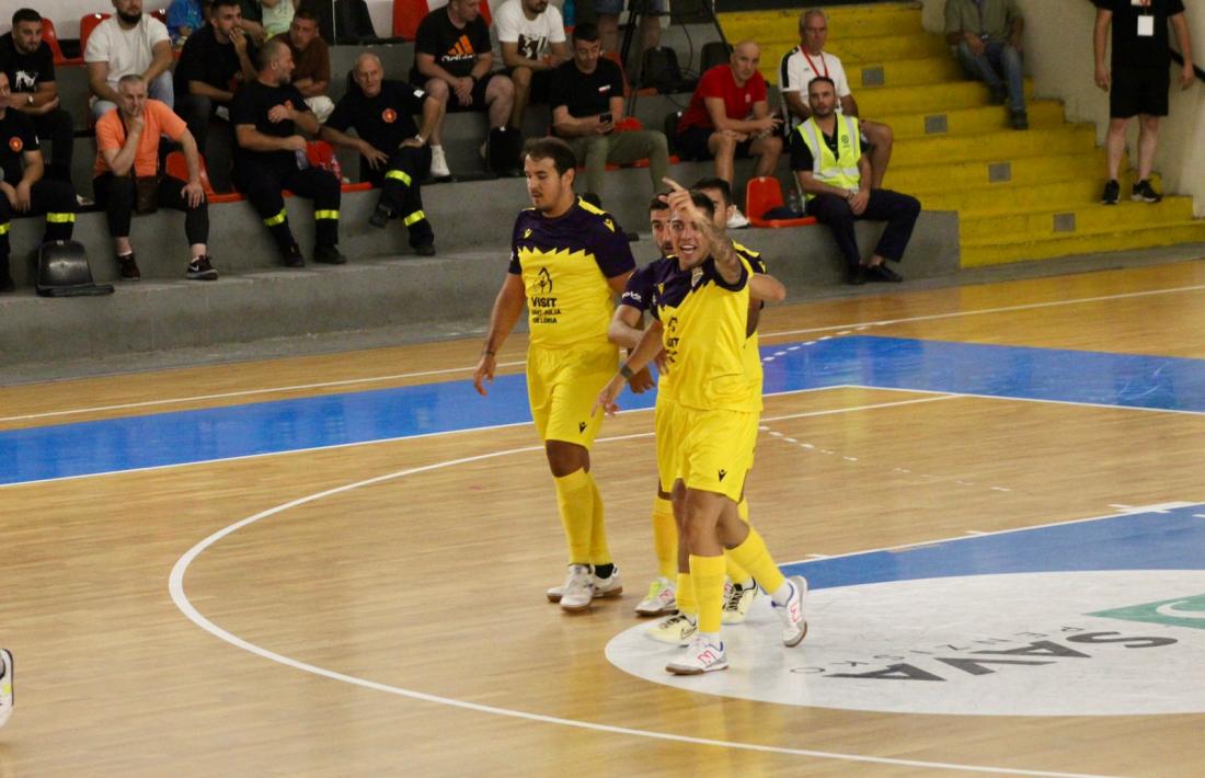 Aitor Pereira celebra un dels seus dos gols contra l’FC Forca.