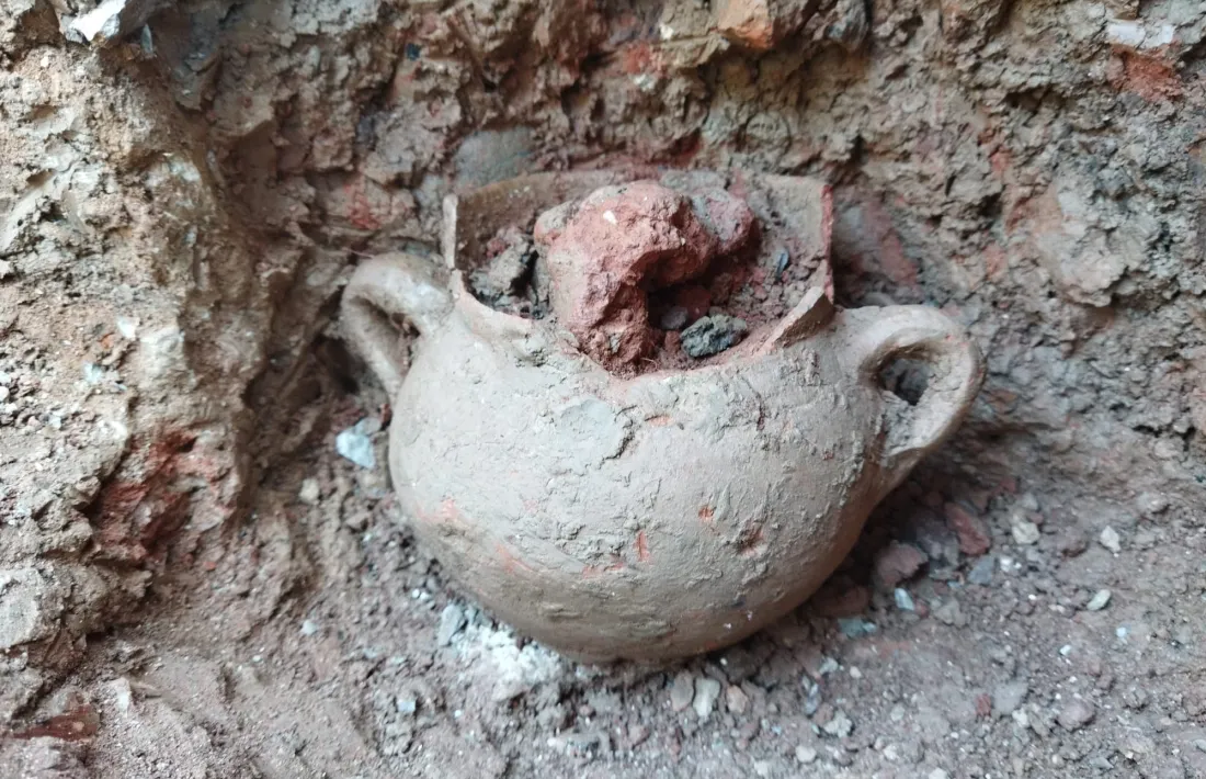 Peça de ceràmica gairebé sencera, presumiblement cuita en aquell taller. 