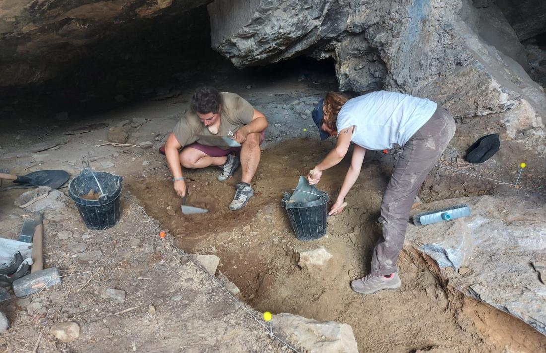 La intervenció a la cova va tenir lloc entre el 15 i el 23 d’agost, sota la direcció de l’arqueòleg espanyol Juan F. Gibaja, del CSIC.
