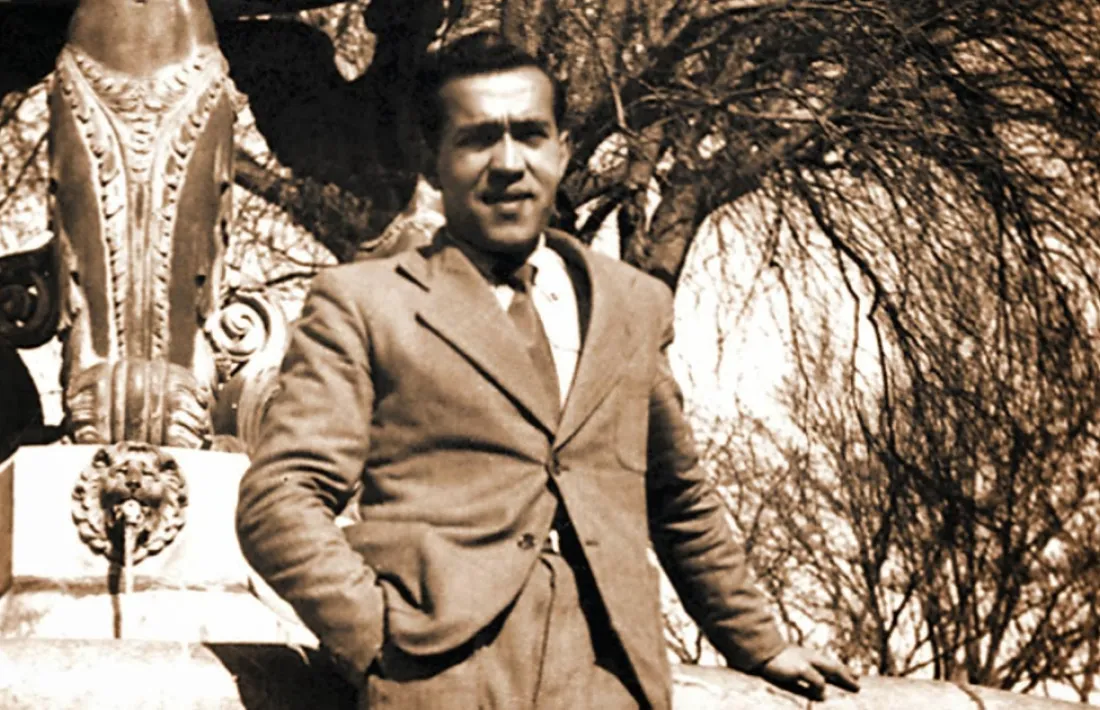 Ros, als inicis de la guerra a la plaça de Catalunya de Perpinyà, quan treballava per al Servei d’Informació Militar de Catalunya.