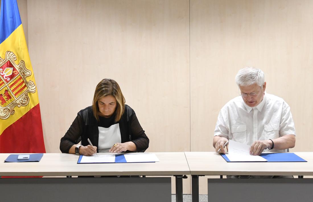 Un moment de la signatura del conveni, aquest matí.