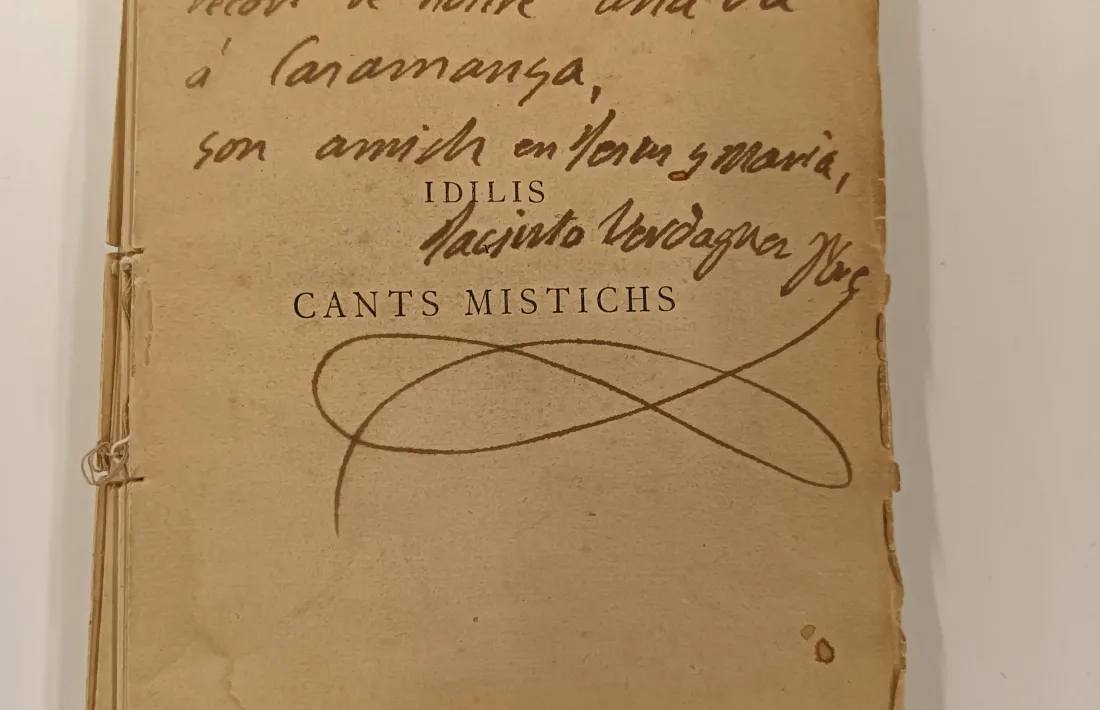 Exemplar dedicat per Verdaguer dels ‘Idilis i Cants místichs’: un dels candidats a passar pel taller de restauració.