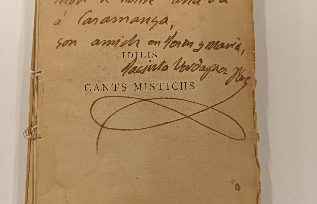 Exemplar dedicat per Verdaguer dels ‘Idilis i Cants místichs’: un dels candidats a passar pel taller de restauració.