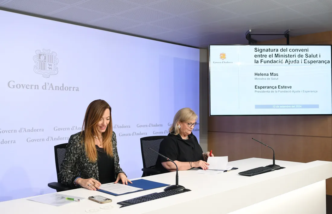 Moment de la signatura del conveni entre el ministeri de Salut i la Fundació Ajuda i Esperança avui.
