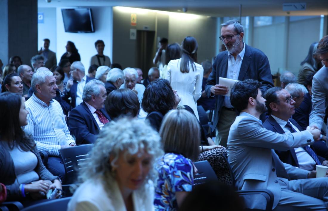 El vestíbul del Consell es va omplir de prohoms en la presentació ahir de ‘Del Consell de la Terra al Consell General’.