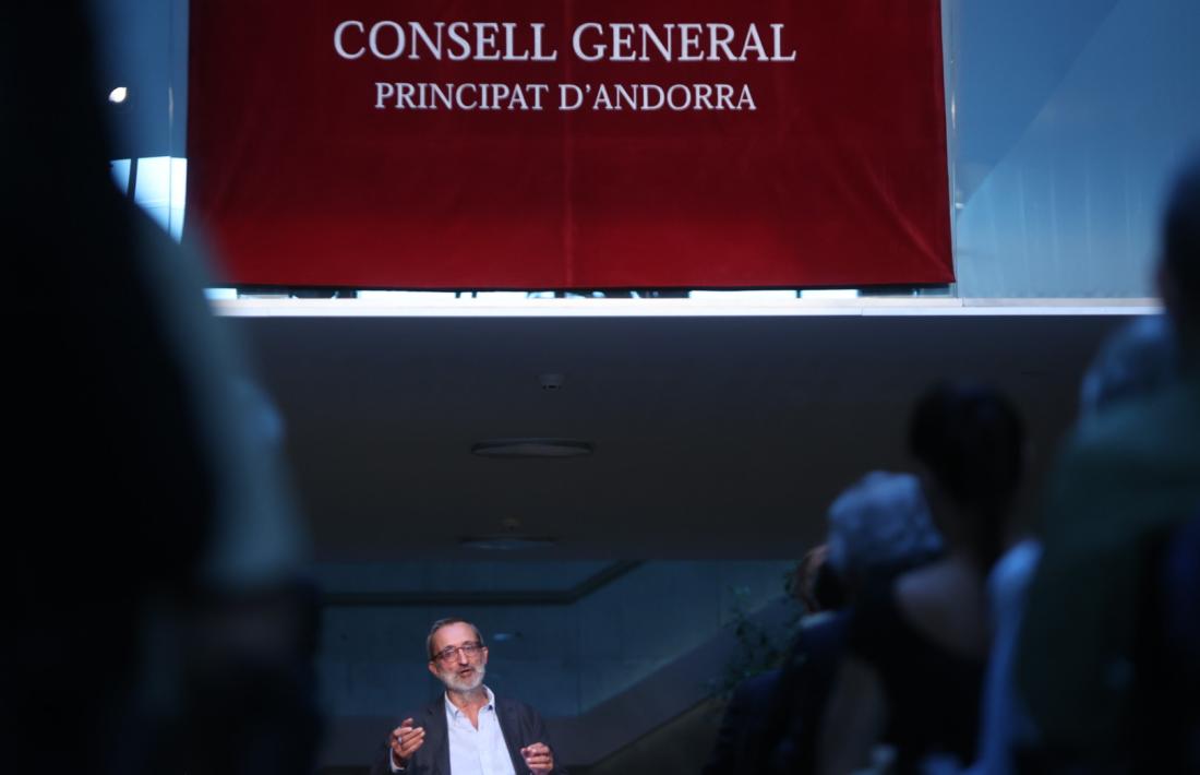 El vestíbul del Consell es va omplir de prohoms en la presentació ahir de ‘Del Consell de la Terra al Consell General’.