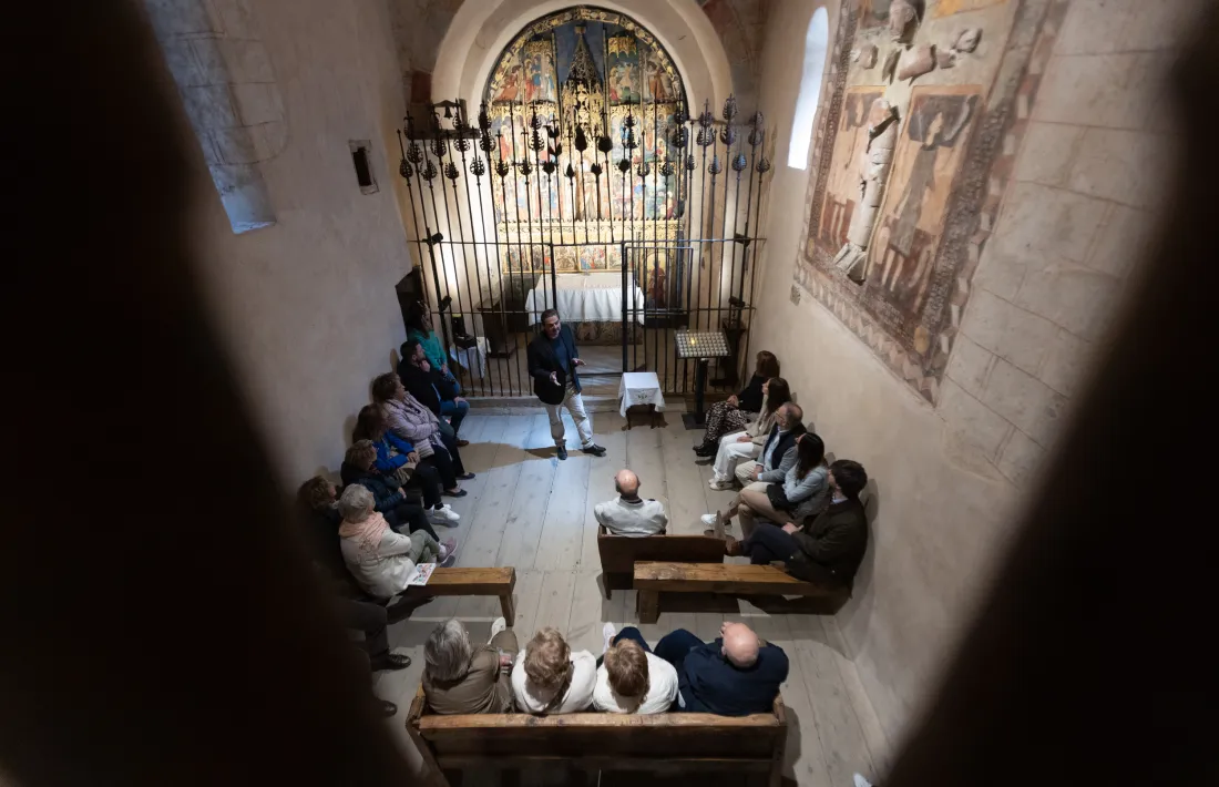 La fetsa d'aniversari ha començat amb una visita guiada a Sant Joan de Caselles.