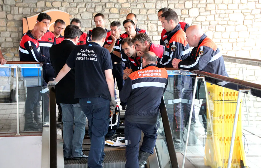 Els bombers es formen en salvaments en escales mecàniques a Canillo