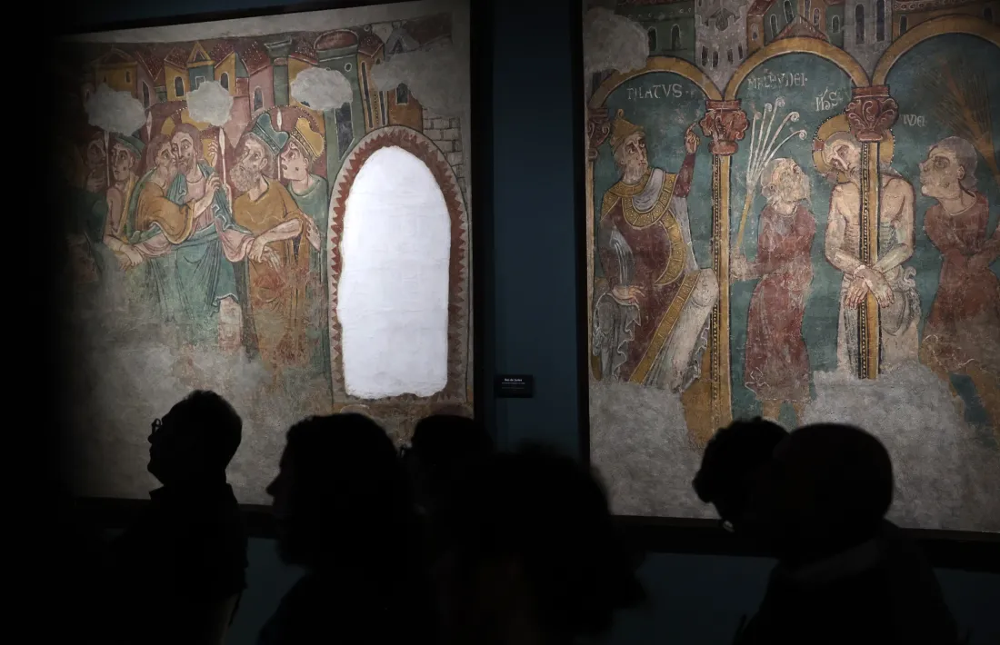 Una trentena de persones van assistir a la taula rodona al voltant dels frescos de Sant Esteve.