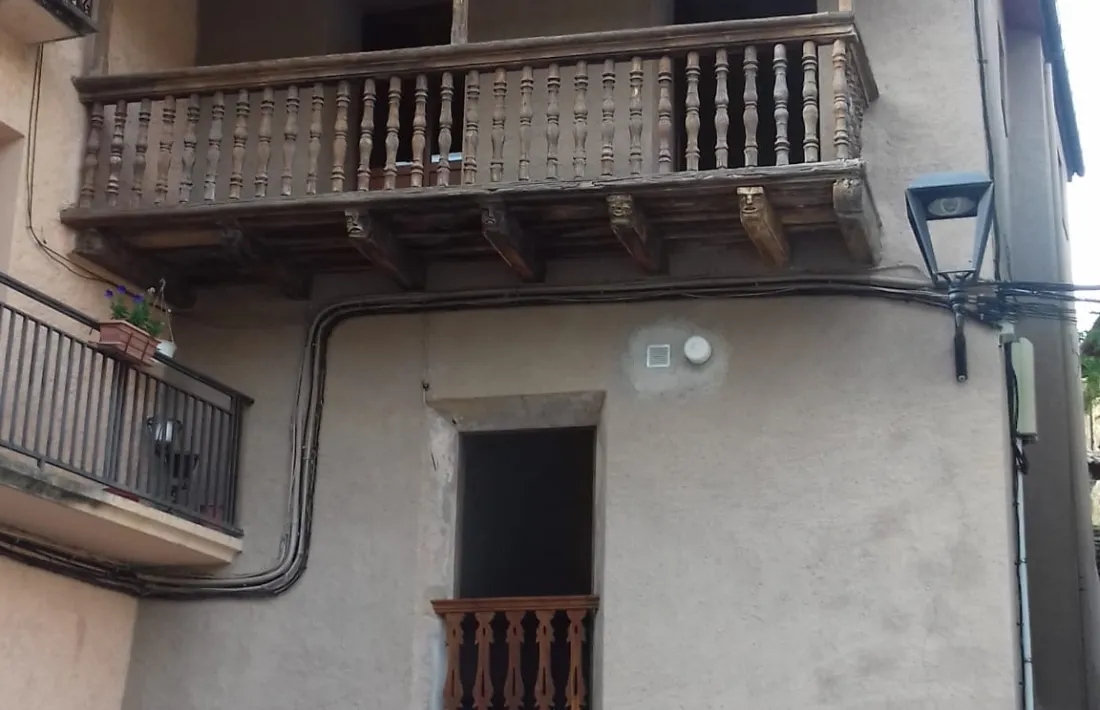          L’antic edifici a la plaça Major de Tuixent, on s’ubicava  la presó on acabarien morint els infortunats joves soldats. 