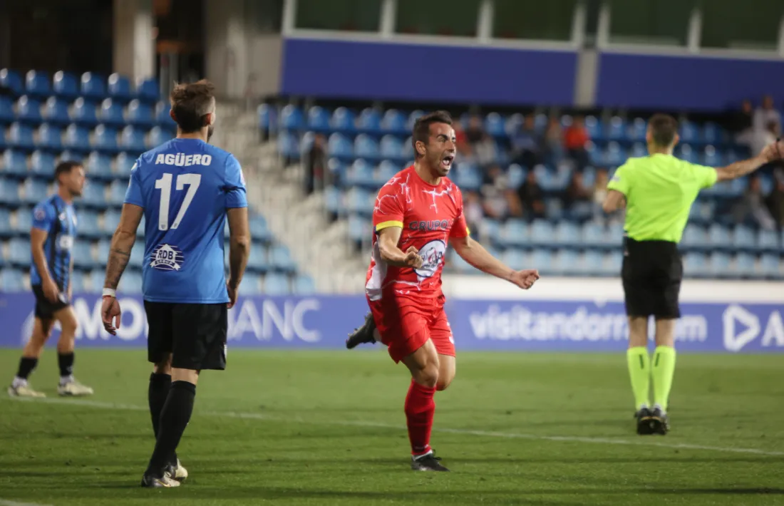 Óscar Fernández celebra el gol que dona el títol a la UE Santa Coloma.