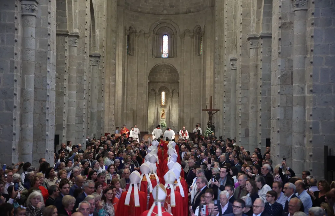 La desfilada de la trentena de bisbes per la nau central, una coreografia perfectament assajada i representada durant quasi dos mil anys. 