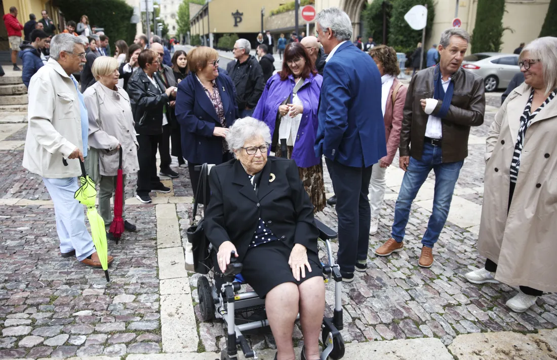La família del bisbe coadjutor d’Urgell, Josep-Lluís Serrano, amb la mare i els dos germans –grans, ell és el petit de la família– arribant ahir al matí a la catedral. 