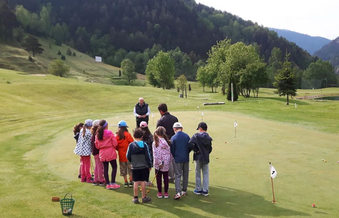  La primera sessió del curs d'iniciació al golf aplega 25 infants de les escoles de la Massana i Ordino