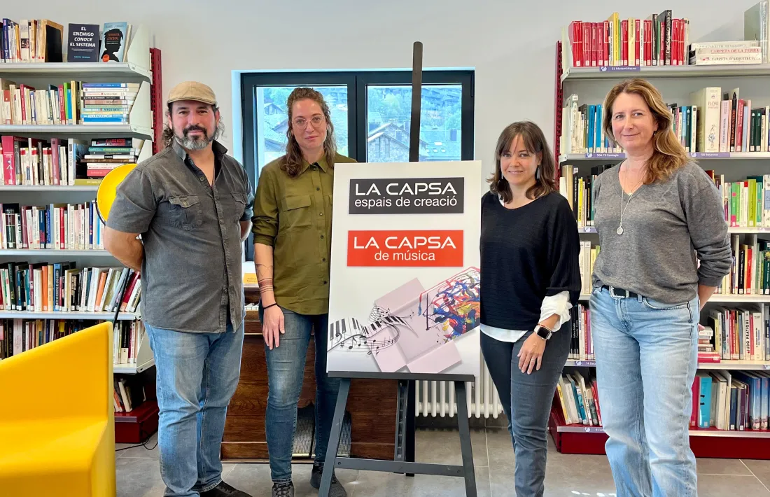 Els directors de les escoles i, al mig, les conselleres de Cultura.