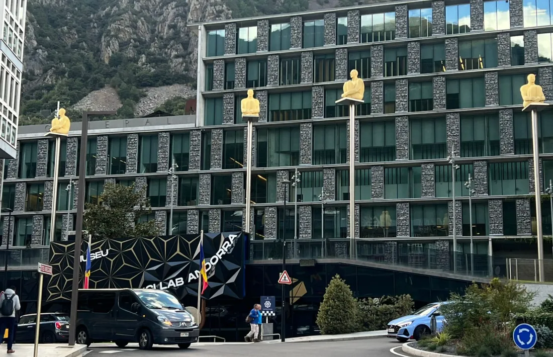 La plaça del nou Consell General ‘castiga’ Casa de la Vall, quasi invisible des de Prat de la Creu.