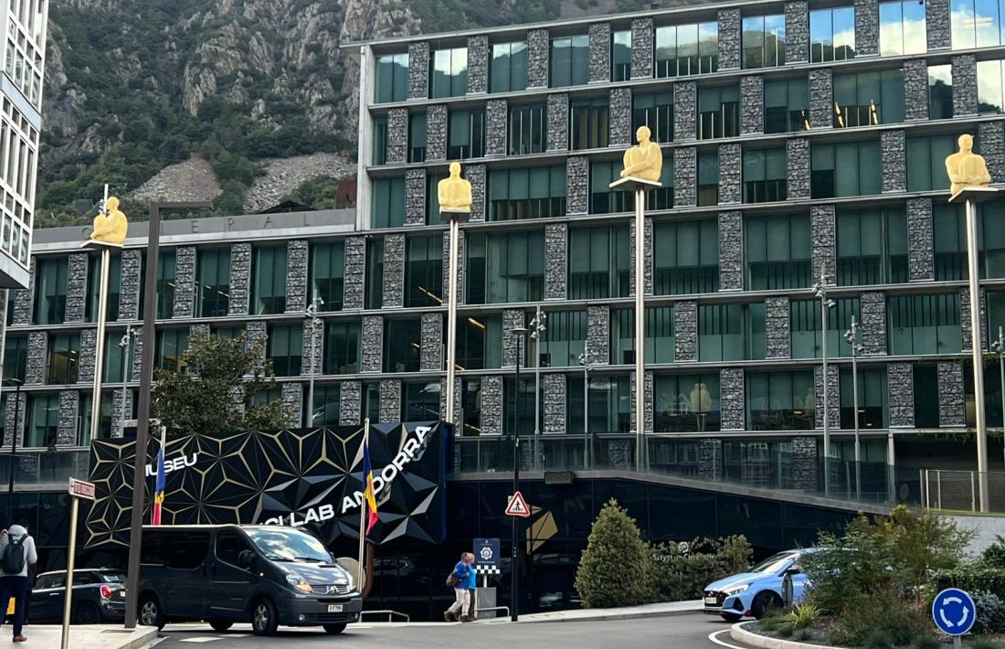 La plaça del nou Consell General ‘castiga’ Casa de la Vall, quasi invisible des de Prat de la Creu.