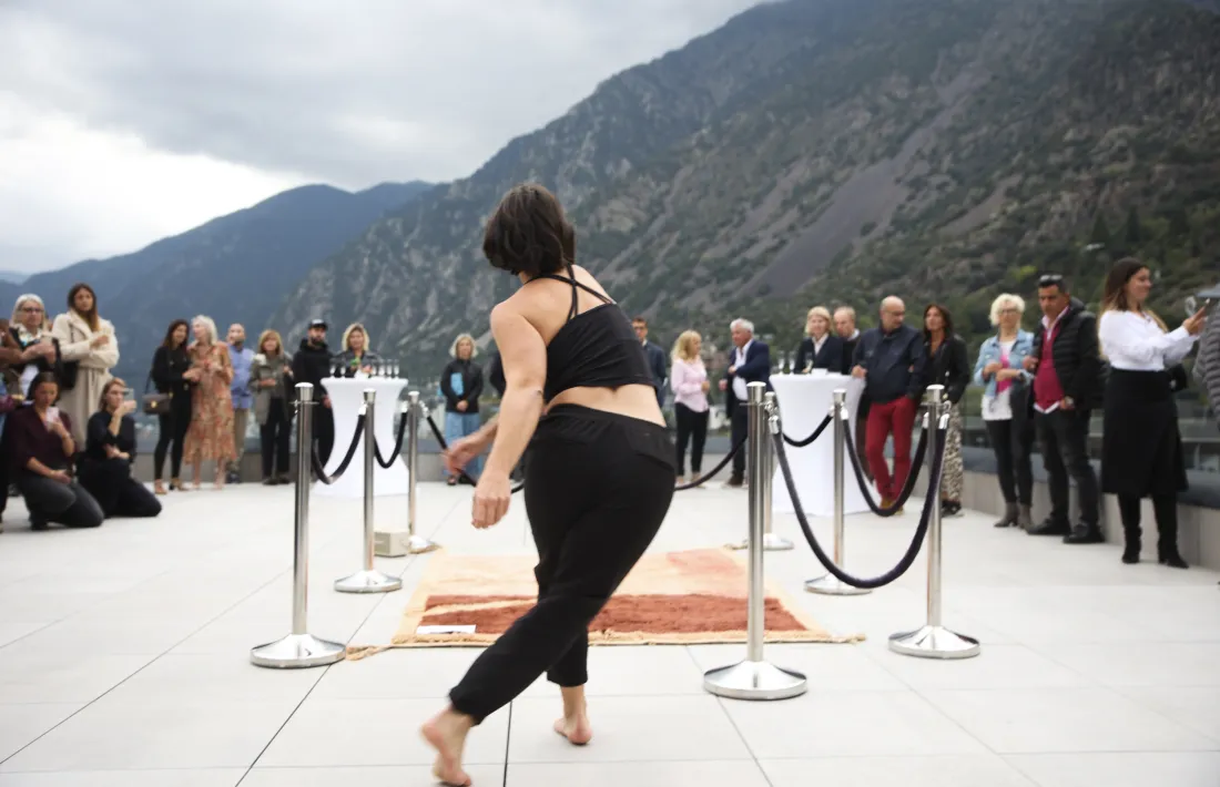 El moment culminant de la tarda va ser la performance d’Emma Riba a la terrassa principal de l’àtic.
