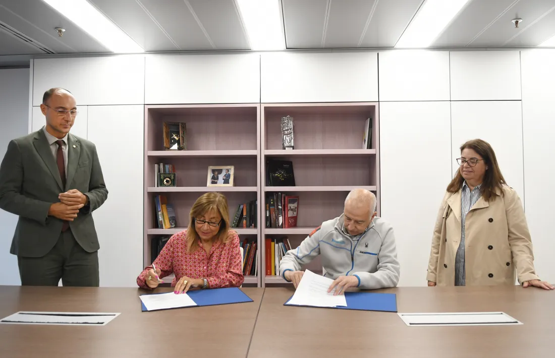 Marsol i Viladomat signant el conveni.