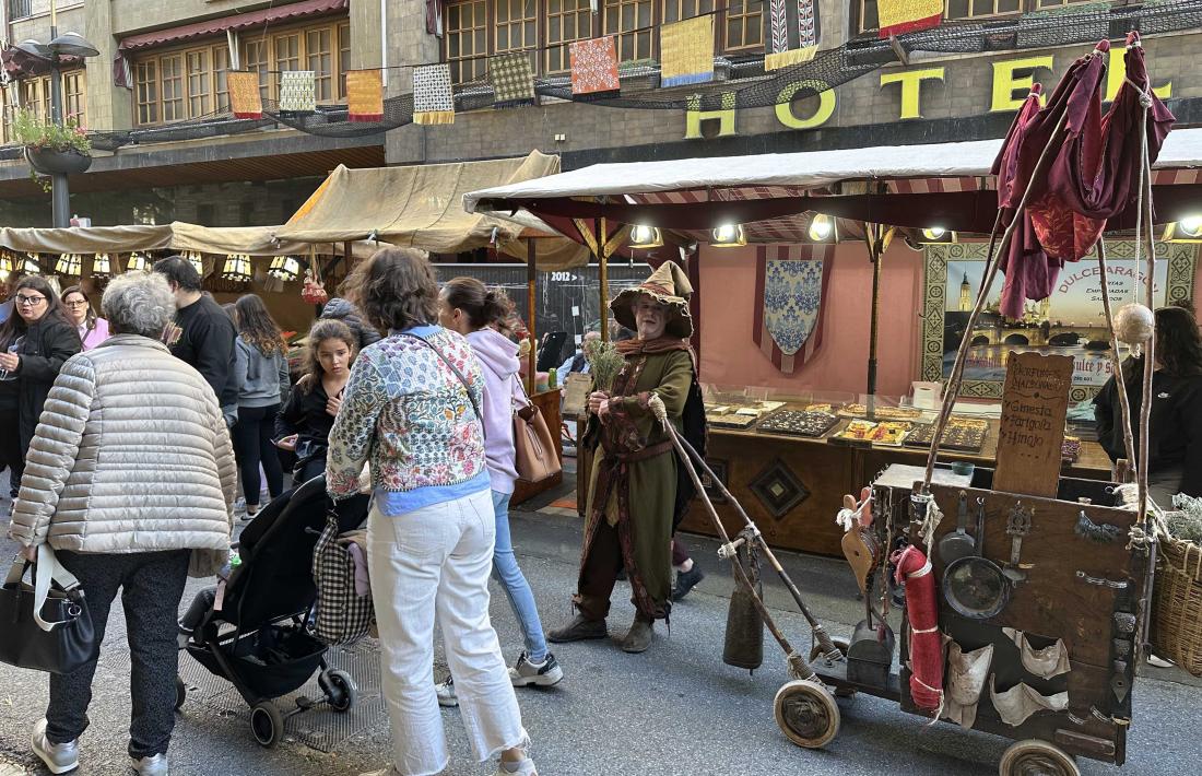 Un dels espectacles itinerants de la 21a Vila Medieval.
