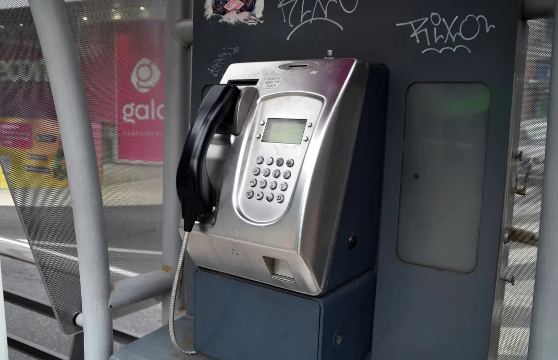  Una de les cabines telefòniques encara operativa a la capital.