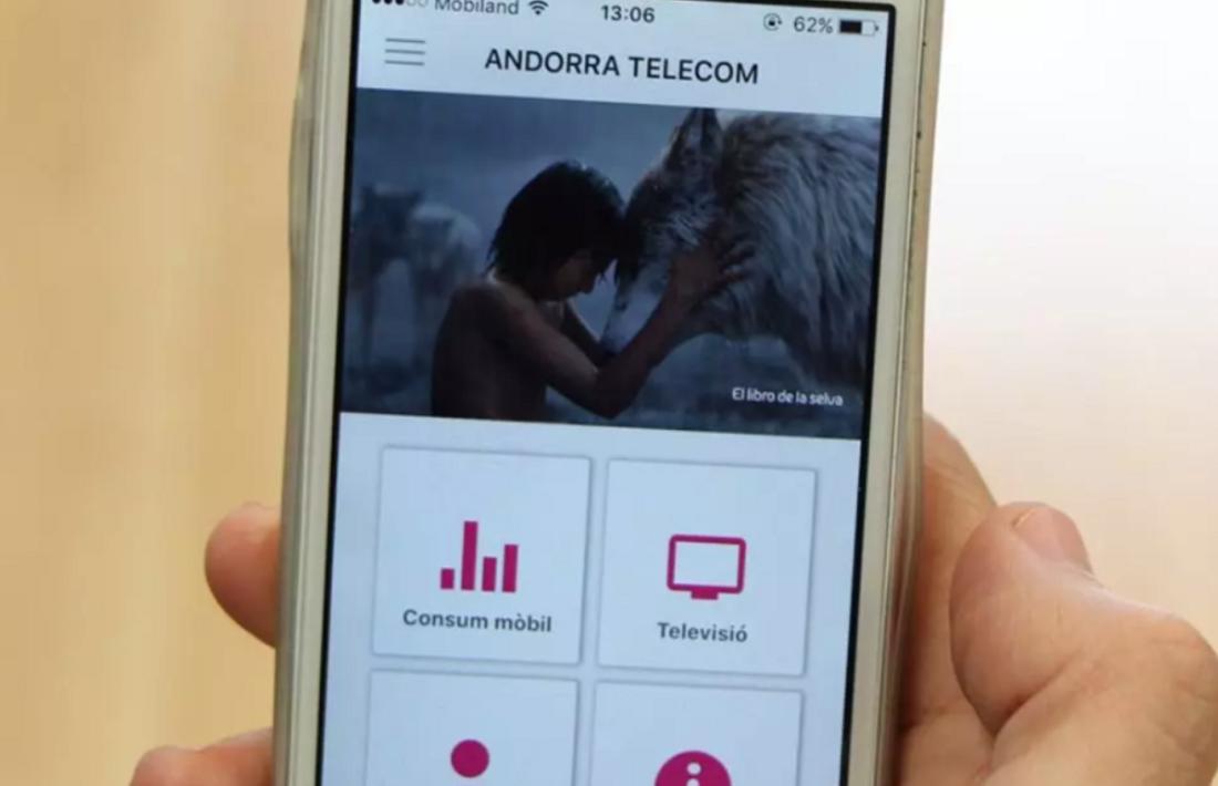 Un telèfon amb l'aplicació d'Andorra Telecom.