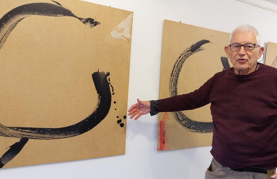   Alfons Valdés, ahir a La Cuina, mentre acabava de muntar l’exposició que demà s’inaugura. 