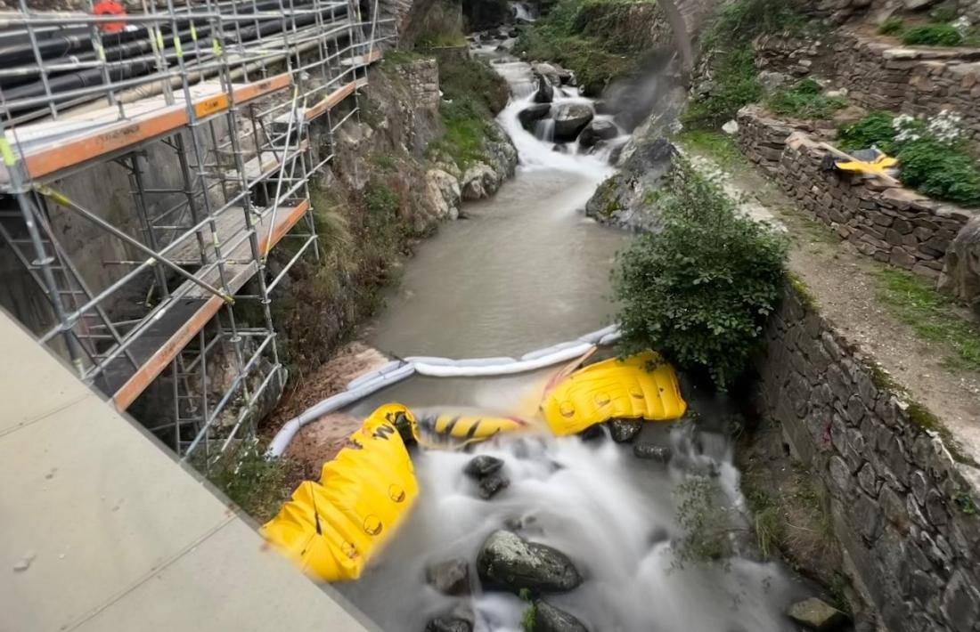 Xarxa desplegada ahir a la matinada pels bombers al riu Madriu, just a sota del pont de la Tosca