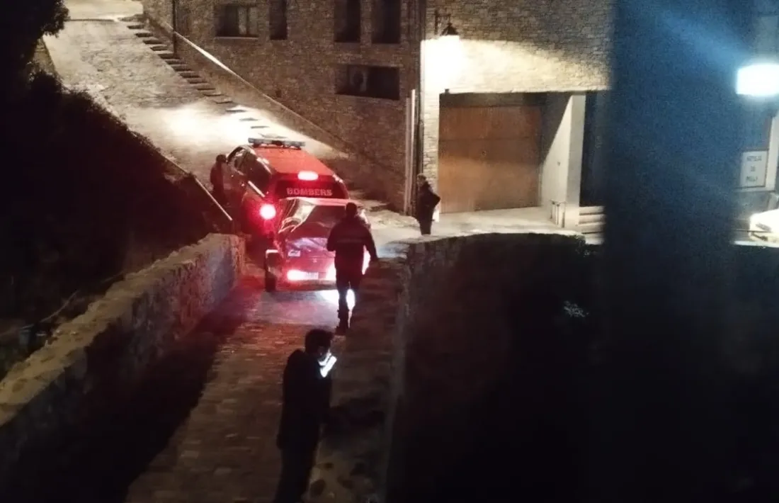 Efectius del cos de Bombers busquen la causa dels mals olors denunciats anit pels veïns al pont de la Tosca