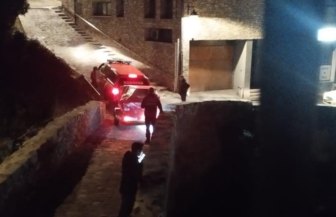Efectius del cos de Bombers busquen la causa dels mals olors denunciats anit pels veïns al pont de la Tosca