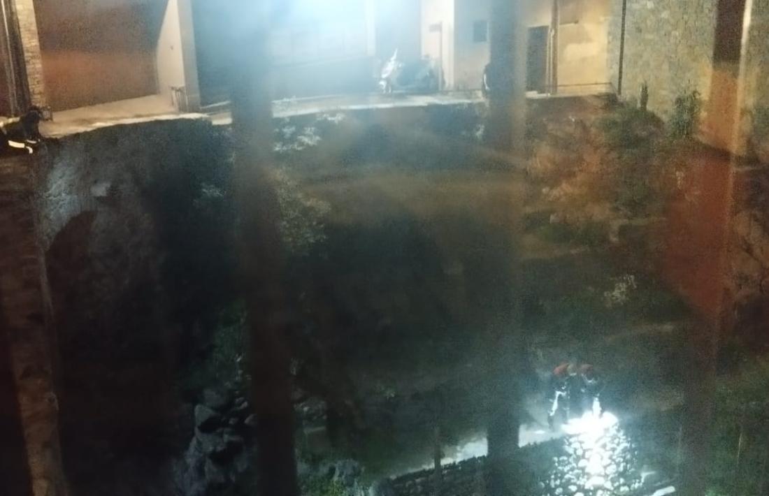 Els bombers busquen l'origen del vessament, aquesta matinada al pont de la Tosca