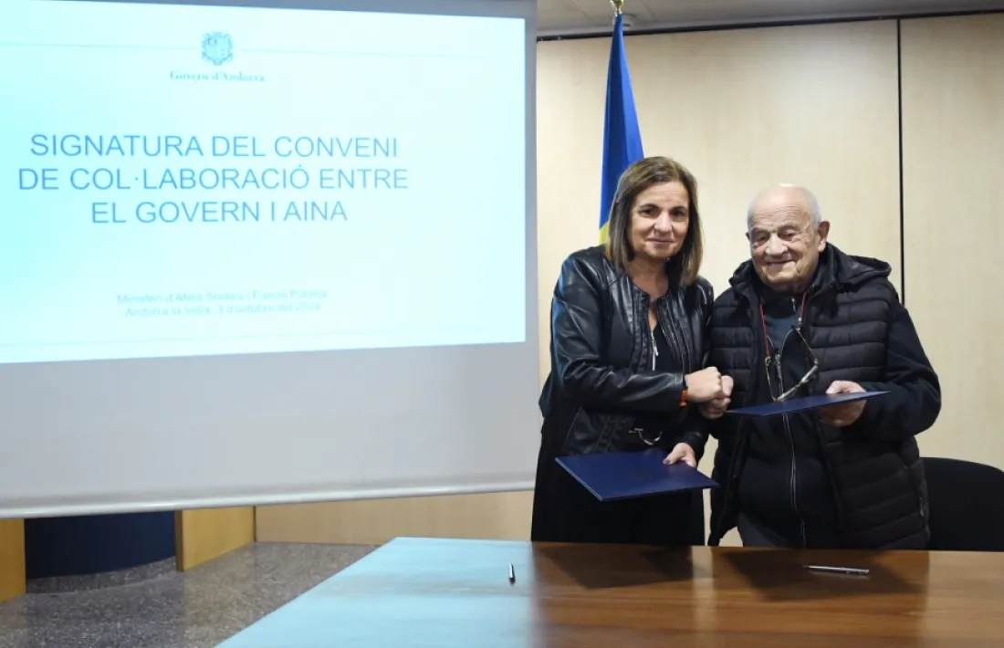 La ministra d'Afers Socials i Funció Pública, Trini Marín, i mossèn Ramon Rossell.