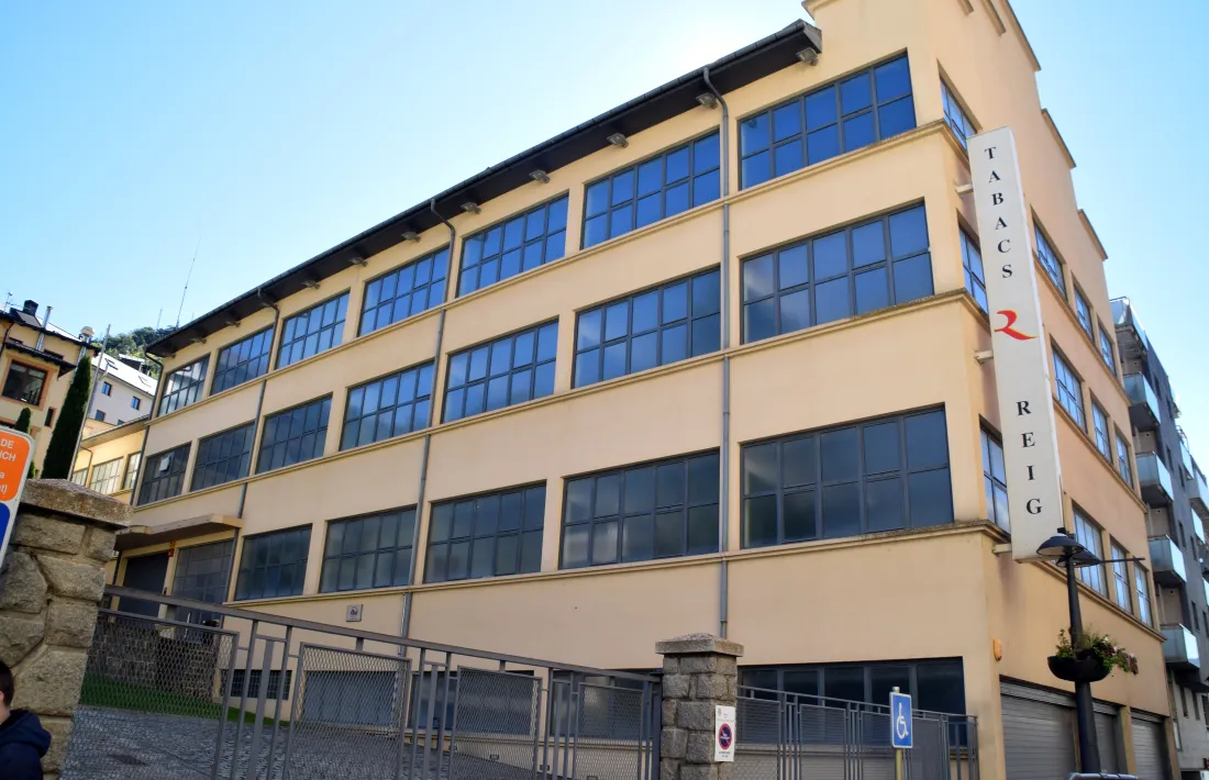 La façana de la fàbrica Tabacs Reig és un dels edificis inclosos en el catàleg comunal de Sant Julià de Lòria.