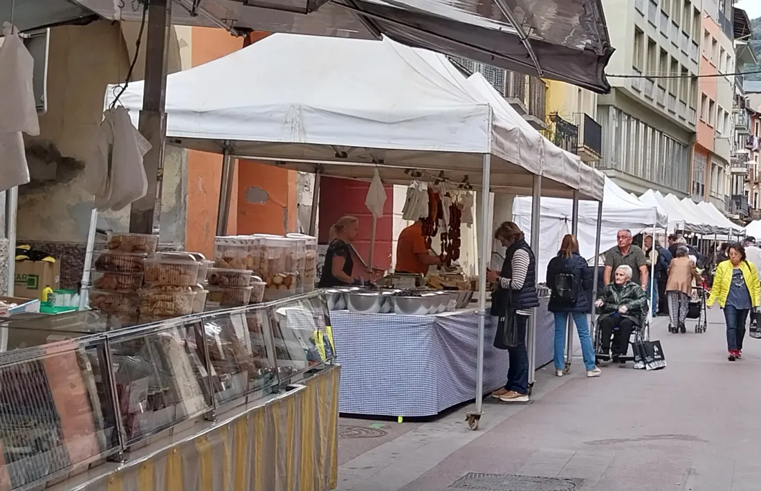     El mercat en un tram del Carrer Major, dimarts passat. 