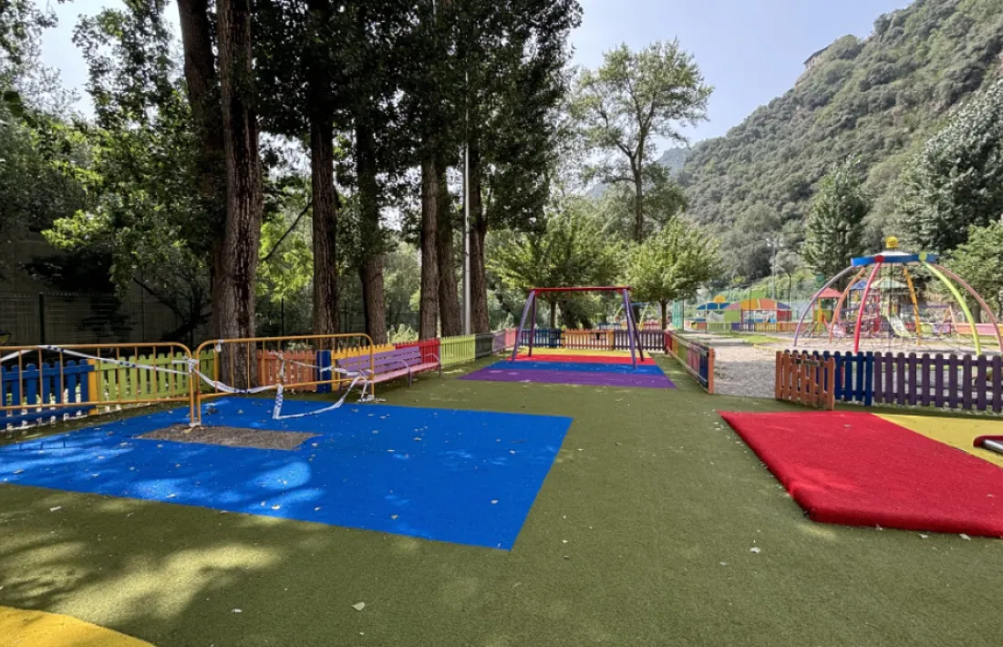 L'estat de les instal·lacions al parc infantil del Prat del Senzill de Sant Julià de Lòria.