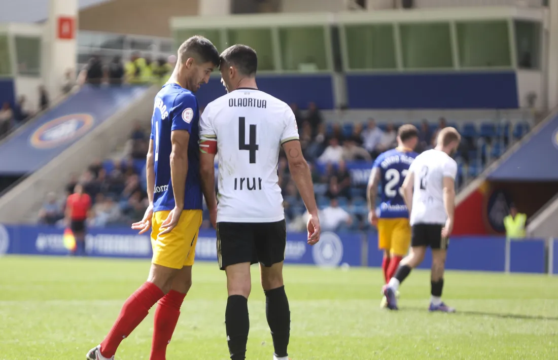 Pablo Trigueros i Iñaki Olaortua es van encarar en una acció al segon temps.