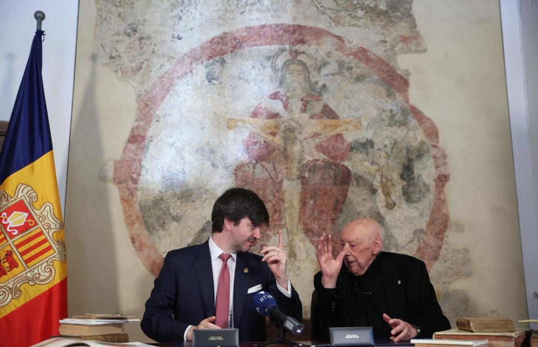 Carles Ensenyat i Casi Arajol firmen el conveni de cessió al despatx, ahir al migdia al despatx del síndic a Casa de la Vall.