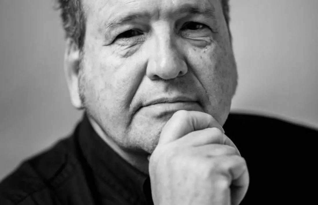 L'advocat i, ara, novel·lista. 