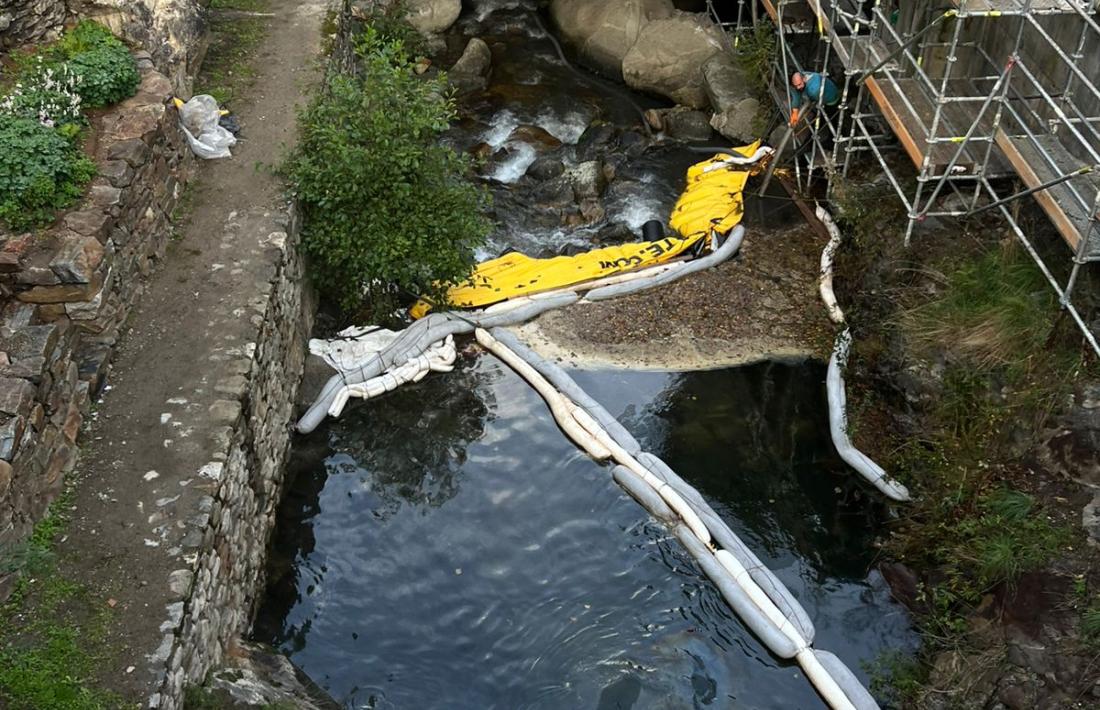 El dispositiu d’absorció col·locat a la zona del pont de la Tosca per mirar de frenar l’avanç del cru.