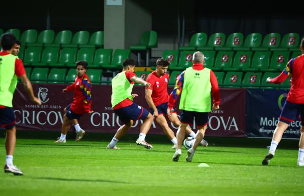 p. 28 entrenament seleccio a chisinau foto xavi miro faf