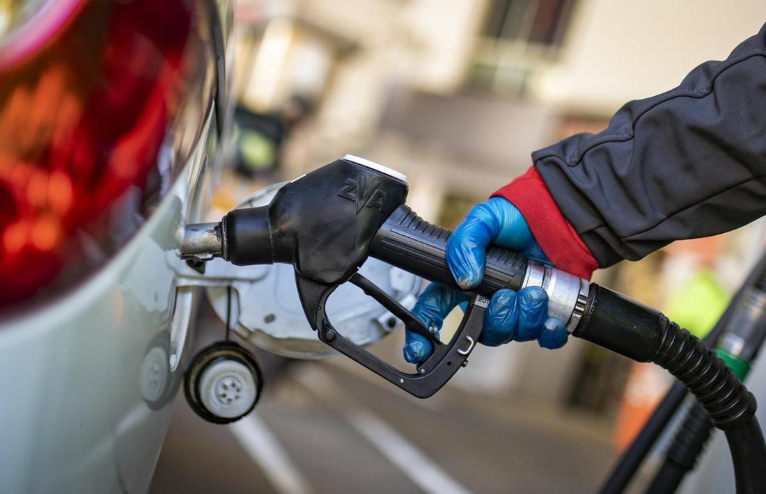 Un vehicle repostant carburant en una estació de servei.