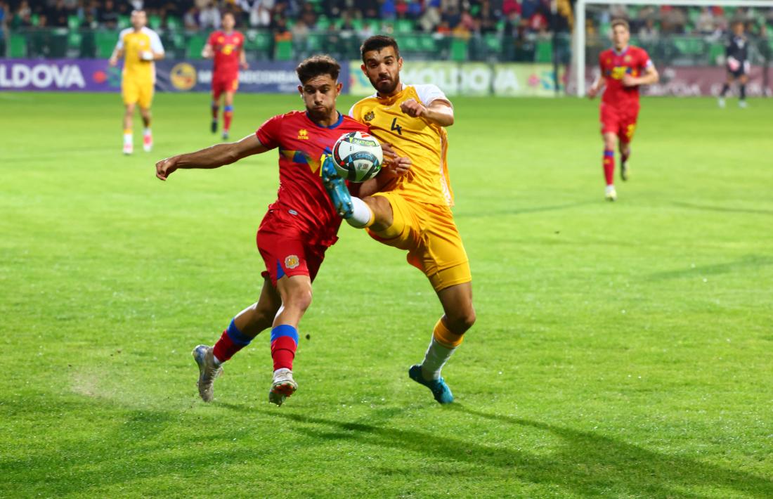 ‘Berto’ Rosas defensat pel defensa central moldau, Baboglo.