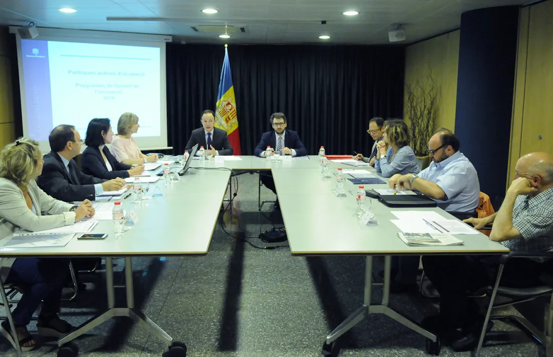 Un moment de la taula amb els representants dels sindicats en primer terme