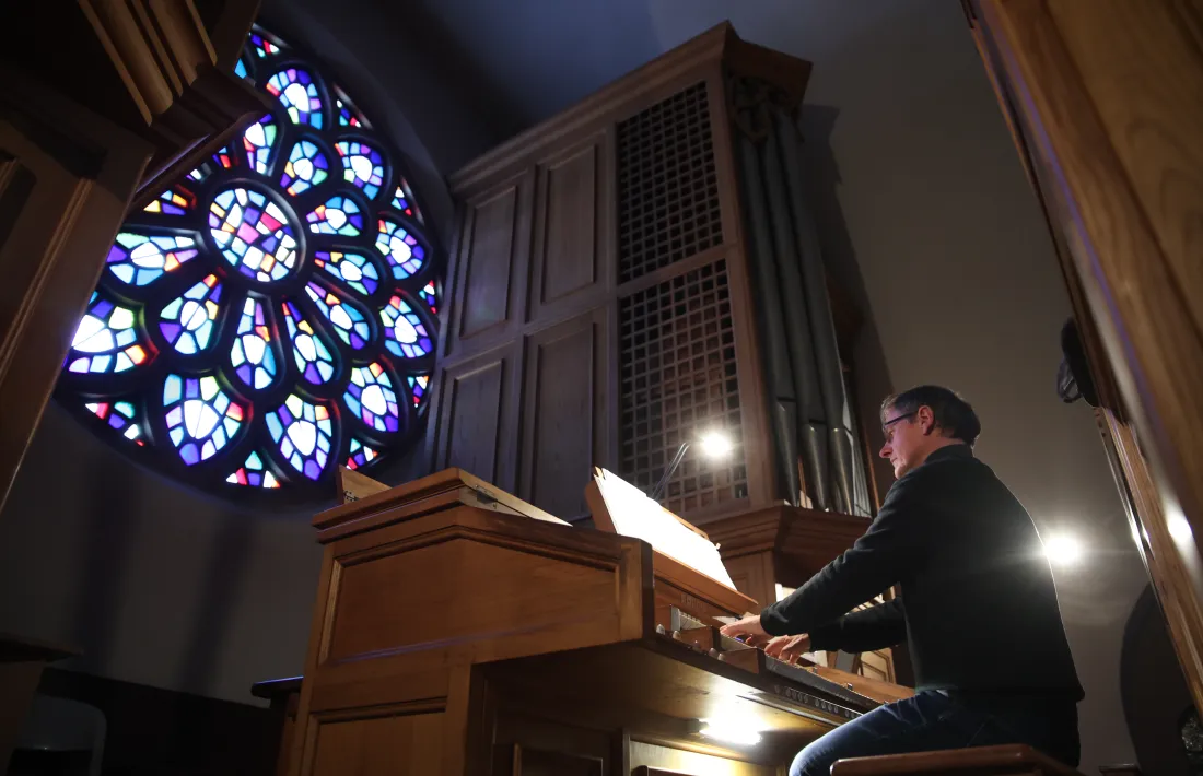L’organista alemany assaja a l’0rgue neoclàssic de Sant Esteve.