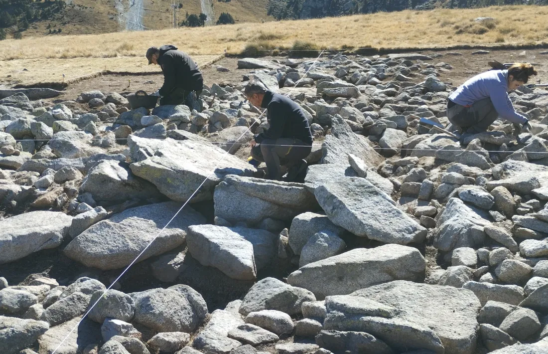 L’arqueòleg Josep Font inspecciona les lloses de la cambra mortuòria.