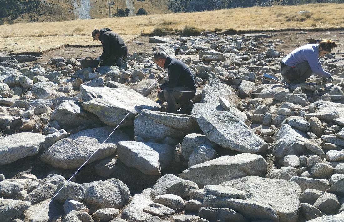 L’arqueòleg Josep Font inspecciona les lloses de la cambra mortuòria.