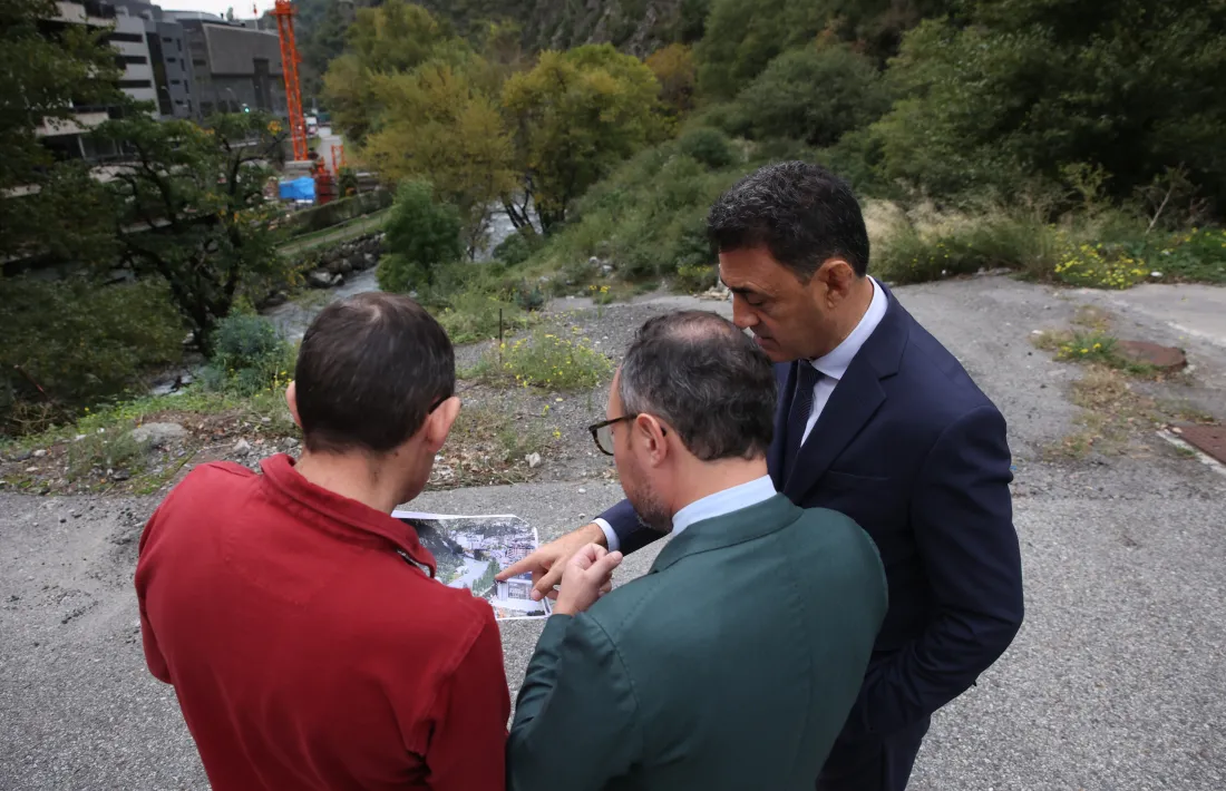 Xavier Espot i Raul Ferré observen amb un tècnic la imatge del que serà l’obra completada.