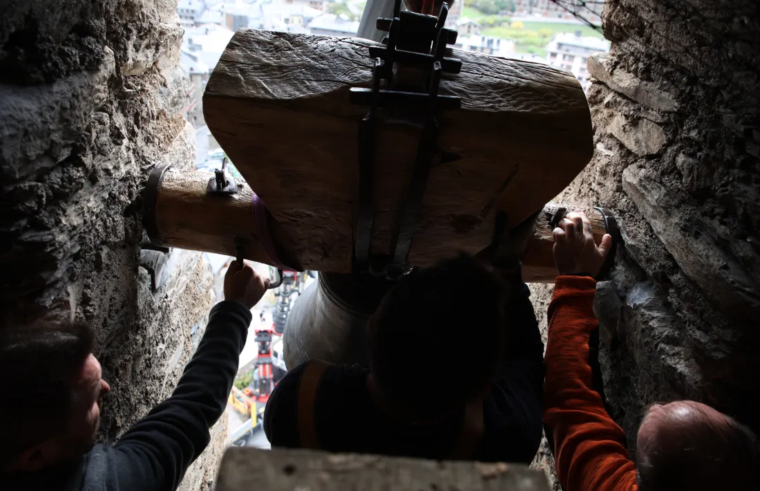 I lliscant pels rodaments fins a encaixar a les pollegueres: una operació mil·limètrica.